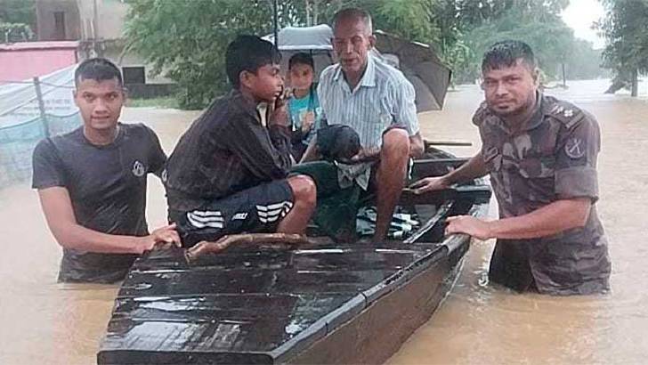 বন্যায় প্লাবিত ফেনী, উদ্ধারে যাচ্ছে সেনাবাহিনী-কোস্টগার্ড