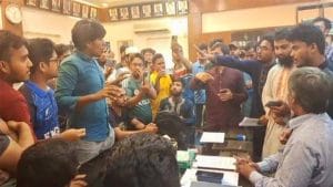 কুরআন তিলাওয়াতে বাধা দেওয়া সেই ঢাবি শিক্ষকের আন্দোলনের মুখে পদত্যাগ