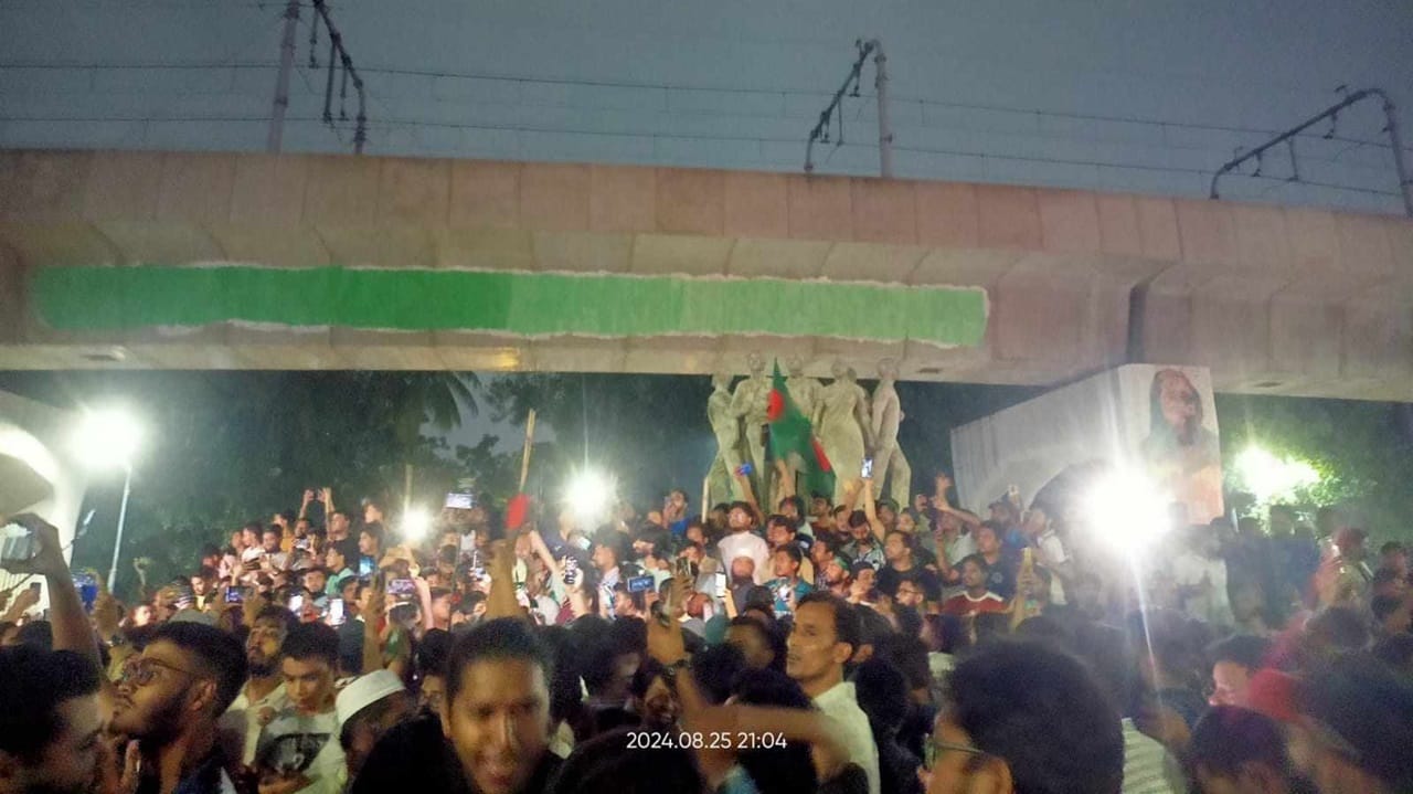 আটকে রেখেছে হাসনাত আবদুল্লাহ ও সারজিস আলমকে , উদ্ধারে সচিবালয়ের পথে ঢাবি শিক্ষার্থীরা