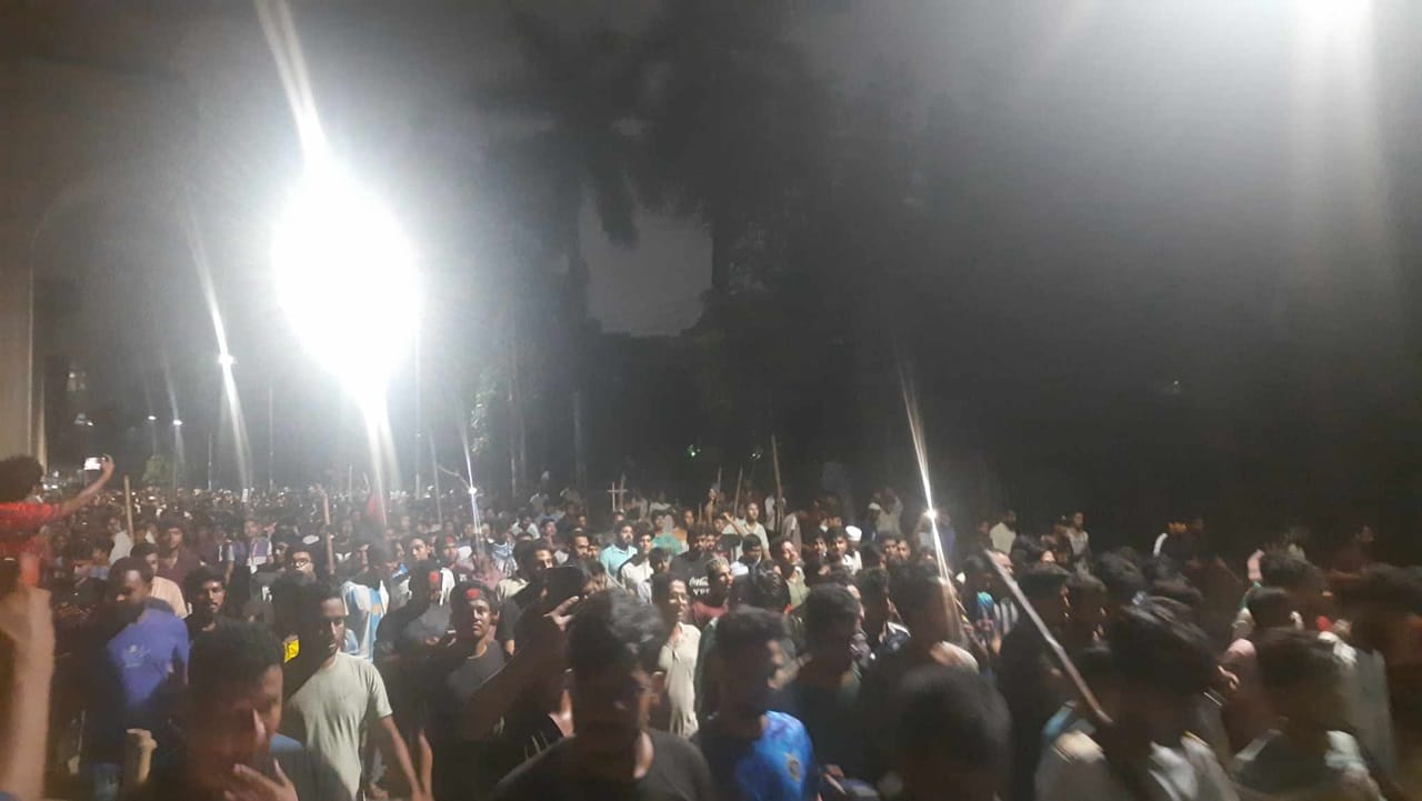 ছাত্র জনতার উপর হামলা করেছে আনসার বাহিনী
