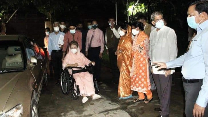 গুলশানের বাসা ফিরোজার উদ্দেশে হাসপাতাল ছাড়লেন খালেদা জিয়া