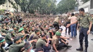 ‘ত্রাণের গাড়ি আটকে দিয়ে  আন্দোলন করছেন আনসার সদস্যরা’
