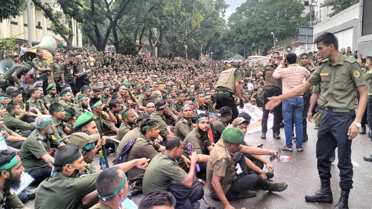 ‘ত্রাণের গাড়ি আটকে দিয়ে  আন্দোলন করছেন আনসার সদস্যরা’