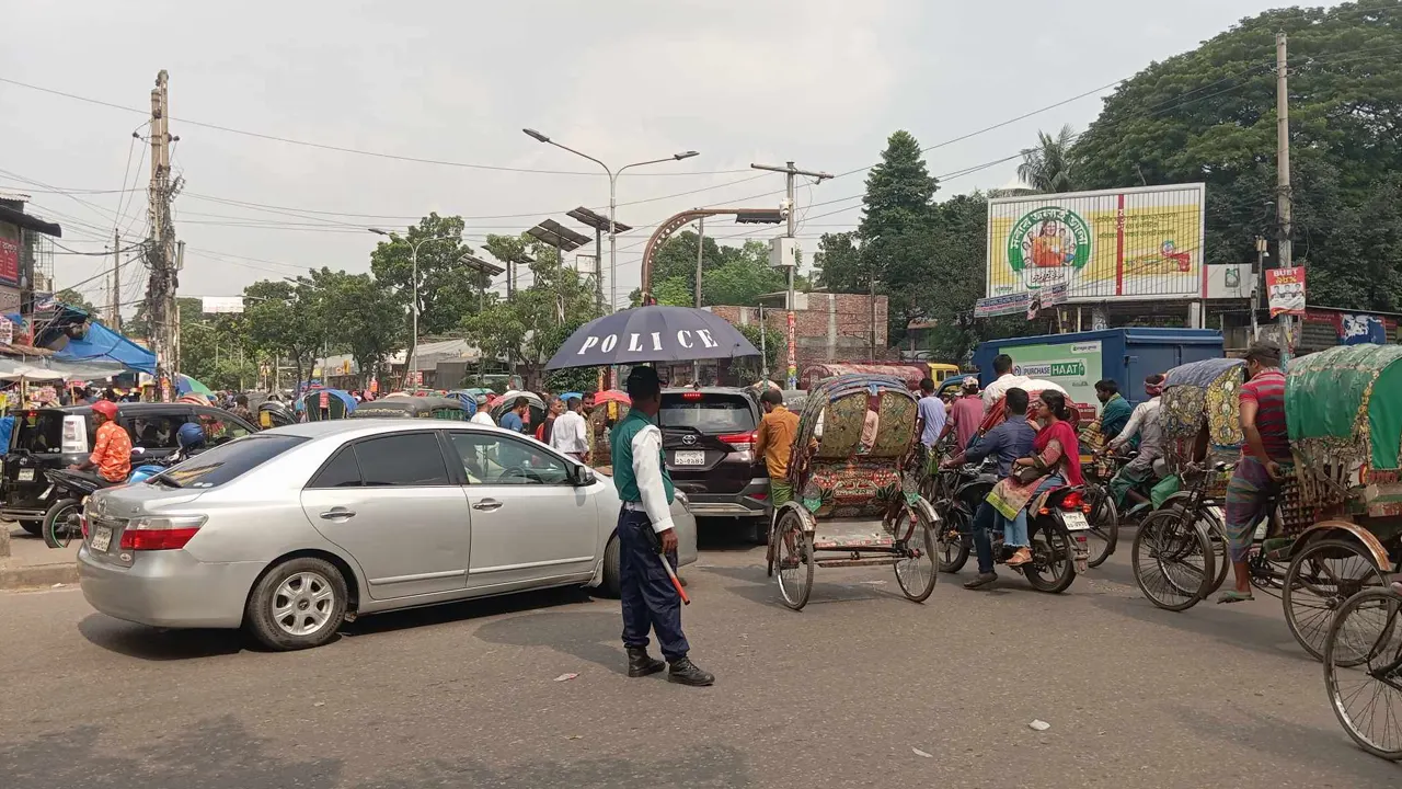 নগরীর রাস্তায় ফিরেছে ট্রাফিক পুলিশ, শিক্ষার্থীরা শিক্ষাপ্রতিষ্ঠানে
