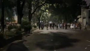 ছাত্রদের ওপর গুলি করছে আনসাররা
