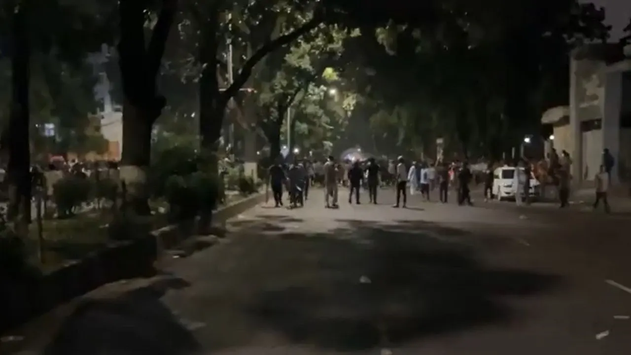 ছাত্রদের ওপর গুলি করছে আনসাররা