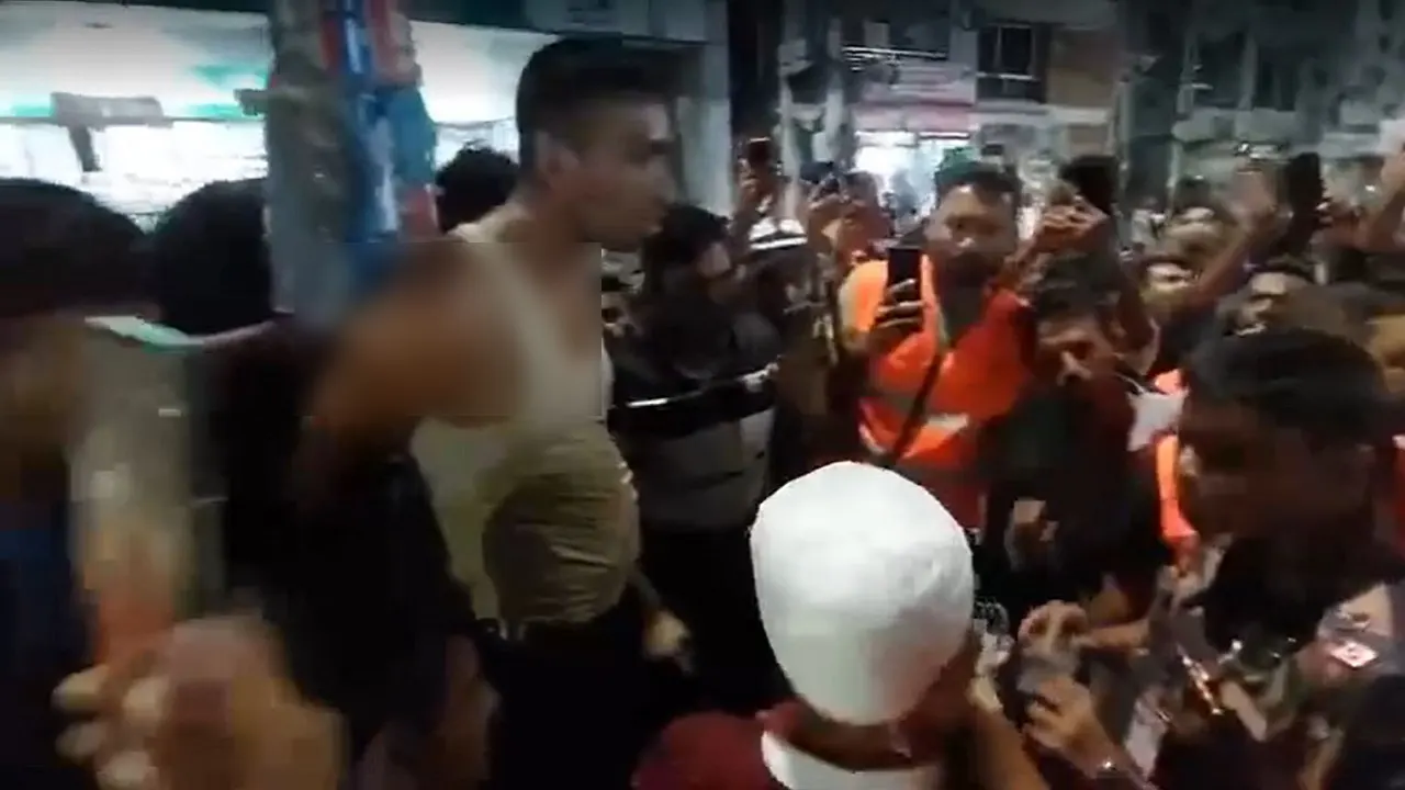 পোশাক খুলে পালানোর সময় ধরে বেঁধে রাখল ছাত্ররা