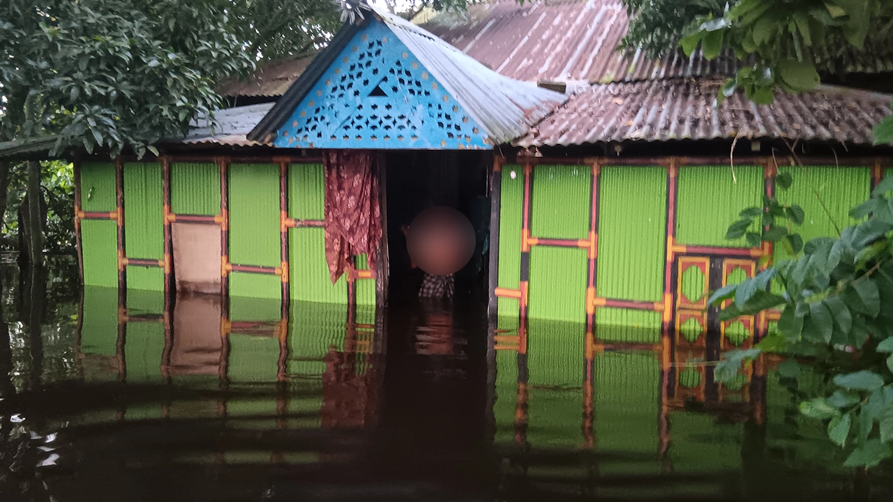 ‘তোশক ভিজা, বালিশ ভিজা, এভাবে কি ঘুম আসে ভাই’