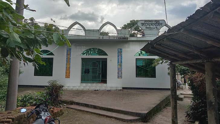 মসজিদে এসি চালু করায় মুয়াজ্জিনের বেতনের টাকা কাটলেন সভাপতি