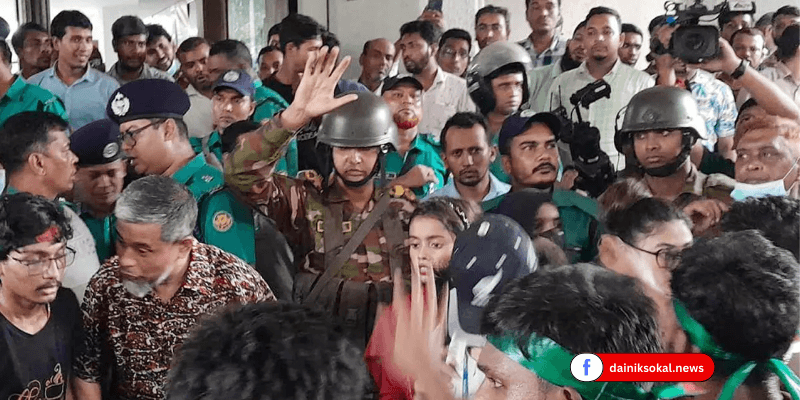 সেনাবাহিনীর লাঠিচার্জে ছত্রভঙ্গ সচিবালয়ে প্রবেশ করা শিক্ষার্থীরা