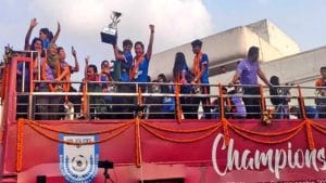 ছাদখোলা বাসে নারী চ্যাম্পিয়নদের যাত্রা শুরু