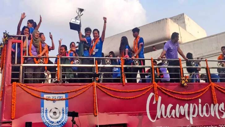 ছাদখোলা বাসে নারী চ্যাম্পিয়নদের যাত্রা শুরু
