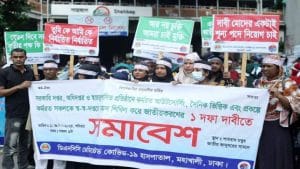 চাকরি জাতীয়করণের দাবিতে আউটসোর্সিং কর্মচারীদের শাহবাগ অবরোধ