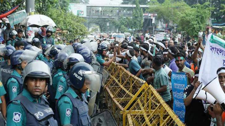 শাহবাগ ছাড়েনি আউটসোর্সিং কর্মচারীরা, যানজটে ভোগান্তি