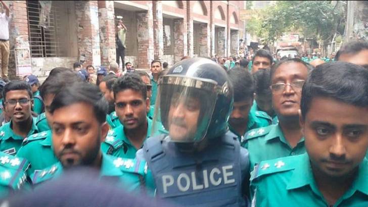 “আমি খুব সরি স্যার” বলে ক্ষমা চাইলেন ব্যারিস্টার সুমন