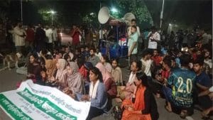 সাত কলেজের অধিভুক্তি বাতিলের দাবিতে ঢাবিতে বিক্ষোভ