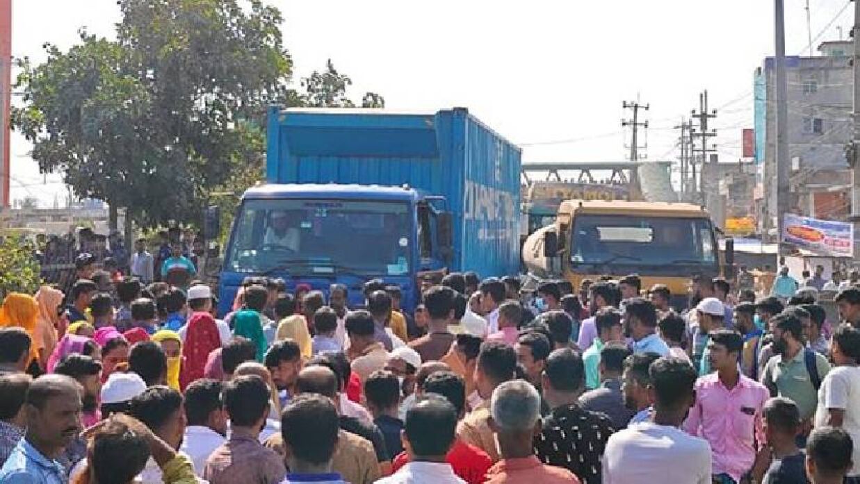 বকেয়া বেতনের দাবিতে আশুলিয়ায় শ্রমিকদের মহাসড়ক অবরোধ