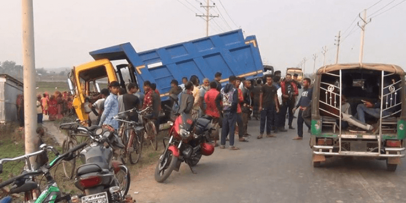 সাতক্ষীরায় ট্রাকচাপায় ৩ মোটরসাইকেল চালকের মৃত্যু।