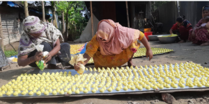 শীতের কুমড়ো বড়ি তৈরী করে স্বাবলম্বী ৮ নারী উদ্যোক্তা