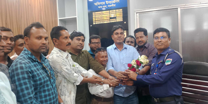 প্রেসক্লাবের নবগঠিত কমিটি তালা থানা ওসির সাথে সৌজন্য সাক্ষাৎ