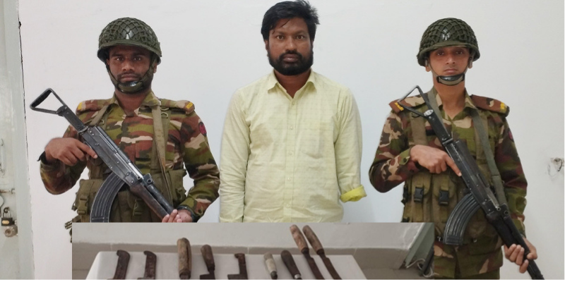 চুয়াডাঙ্গায় ১০টি দেশীয় অস্ত্রসহ আ.লীগ নেতা আটক