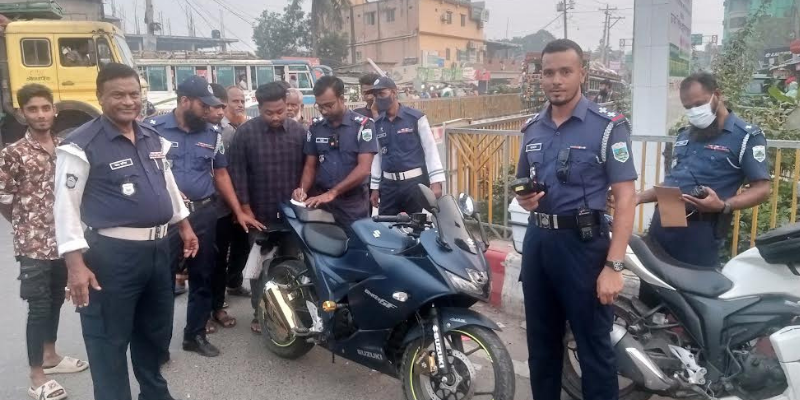 পরিস্থিতি স্বাভাবিক রাখতে রাজশাহীতে পুলিশের অভিযান শুরু