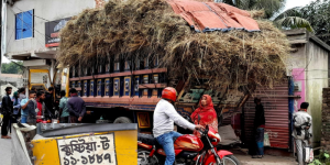 তালায় নিয়ন্ত্রণ হারিয়ে ট্রাক ঢুকে গেল দোকানে