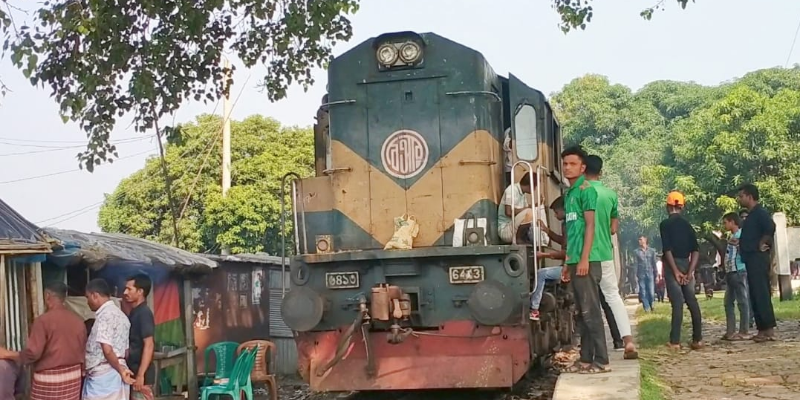 পার্বতীপুর উত্তরা এক্সপ্রেস ট্রেন চলাচল বন্ধ থাকায় চরম দূর্ভোগে সাধারণ জনগণ