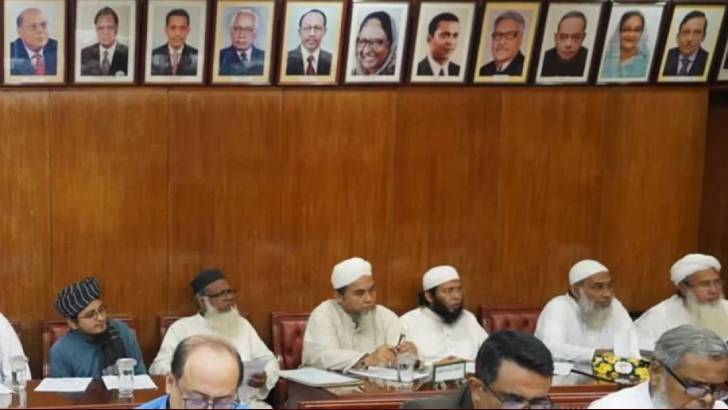 স্বরাষ্ট্র মন্ত্রণালয়ের সভাকক্ষে জুলাই গণহত্যার আসামির ছবি