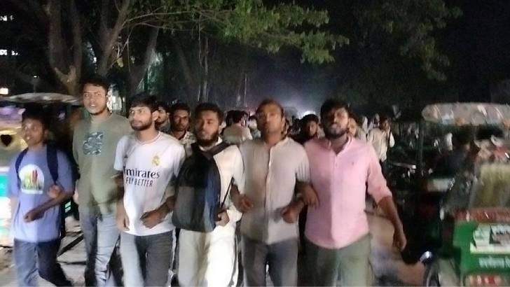 উপদেষ্টা পরিষদ থেকে ফারুকীর অপসারণ চেয়ে জাবিতে বিক্ষোভ