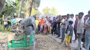 শাহজাদপুরে ট্রাক-অটোরিকশার মুখোমুখি সংঘর্ষ, নিহত ২