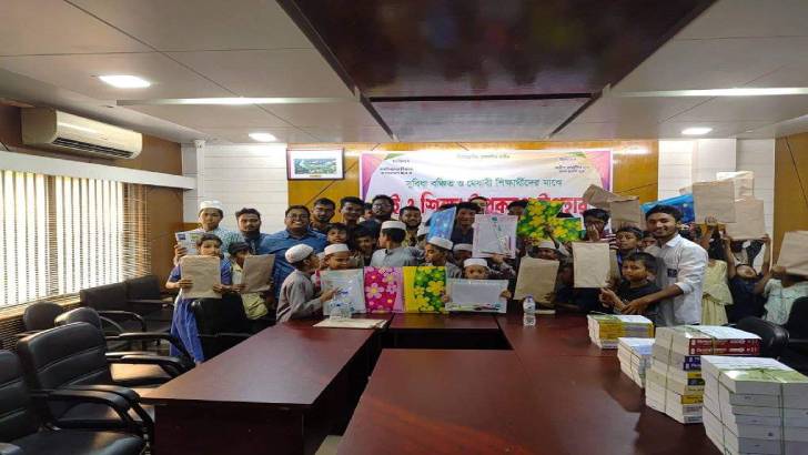 বৈষম্যবিরোধী ছাত্র আন্দোলনের পক্ষ হতে বান্দরবানে  বই ও শিক্ষা উপকরণ  বিতরণ