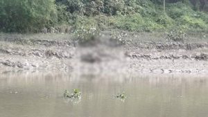 তালায় কপোতাক্ষ নদীর চরে উপুড় হয়ে পড়ে ছিল নারীর মরদেহ