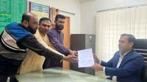 নাটোরে অবৈধভাবে সার মজুদ ও বেশিদামে বিক্রি বন্ধে স্মারকলিপি