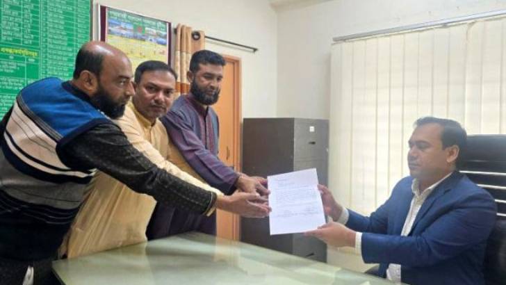 নাটোরে অবৈধভাবে সার মজুদ ও বেশিদামে বিক্রি বন্ধে স্মারকলিপি