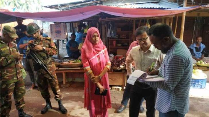 নাটোরে অতিরিক্ত দামে পণ্য বিক্রি করায় ব্যবসায়ীকে জরিমানা