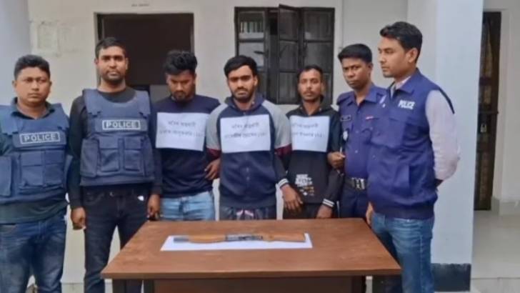 অস্ত্রসহ বিকাশ গ্রুপের তিন সদস্য গ্রেপ্তার