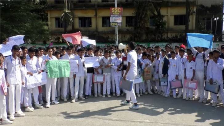 খেলার মাঠ দখল মুক্ত করতে শিক্ষার্থীদের বিক্ষোভ