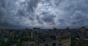 ঢাকার আকাশ মেঘে ঢেকেছে বৃষ্টি হবে কি ?