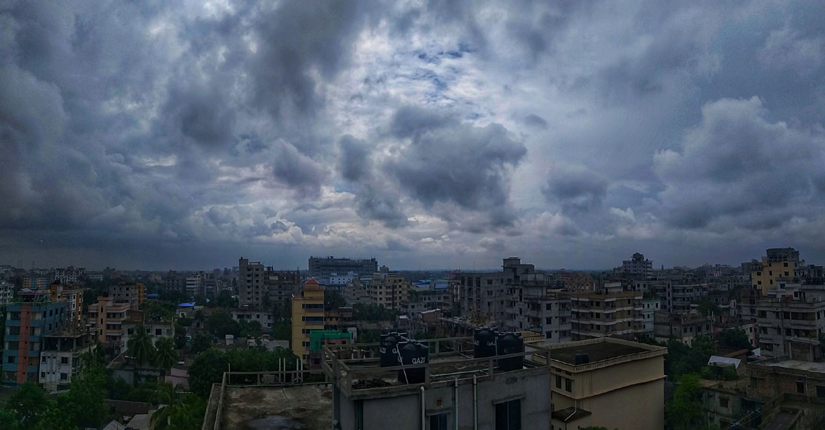 ঢাকার আকাশ মেঘে ঢেকেছে বৃষ্টি হবে কি ?