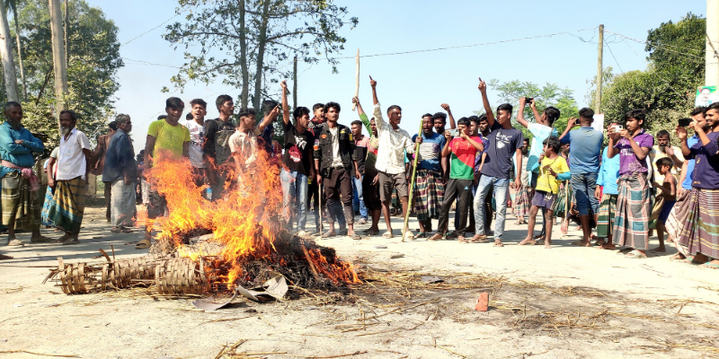 যমুনার চর কেটে বালু বিক্রির প্রতিবাদে বিক্ষোভ ও সড়ক অবরোধ
