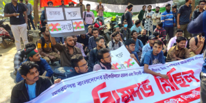 ভারতের বিরুদ্ধে ইস্ট ওয়েস্ট শিক্ষার্থীদের বিক্ষোভ মিছিল