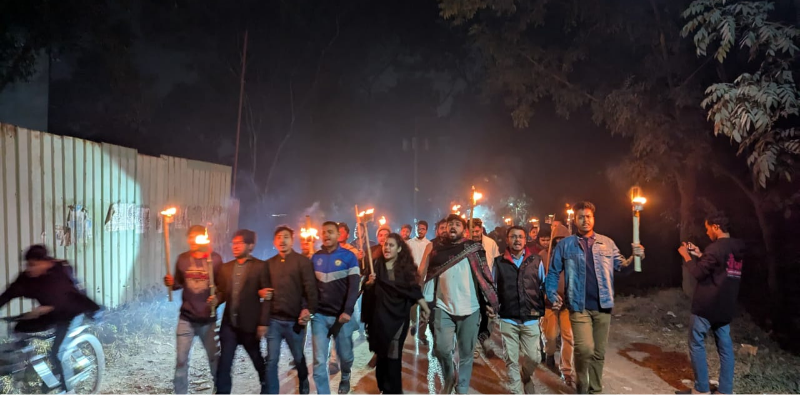 সমন্বয়কদের গাড়িবহরে হামলার প্রতিবাদে জাবিতে মশাল মিছিল