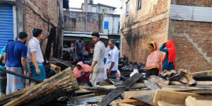 শ্রীরামকাঠীতে আগুনে পুড়ে ছাই ৮ টি দোকান 