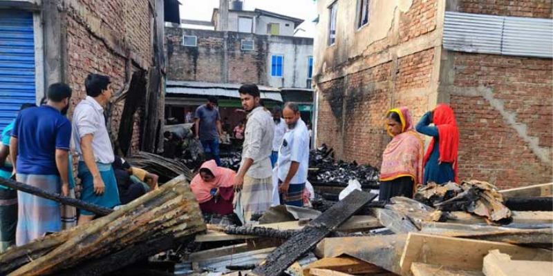 শ্রীরামকাঠীতে আগুনে পুড়ে ছাই ৮ টি দোকান 