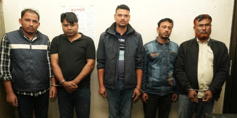 রাজধানীতে র‍্যাব পরিচয়ে দুর্ধর্ষ ডাকাতি গ্রেপ্তার ৫