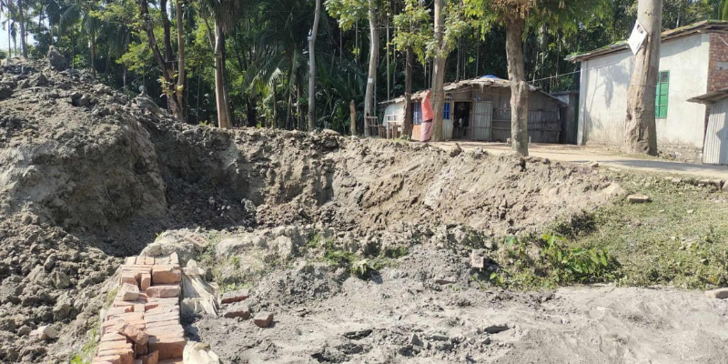 বন্যা নিয়ন্ত্রণ বাঁধের মাটি প্রভাবশালীর ইটভাটায়,ঝুঁকিতে ছয় গ্রামের মানুষ