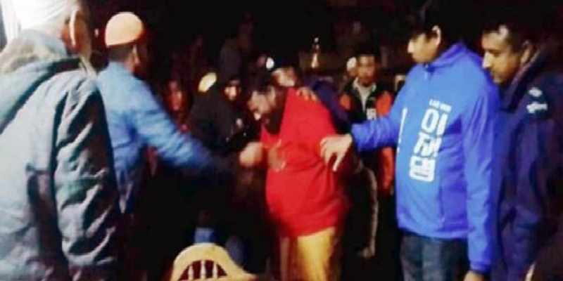 বাবার জানাজায় হাতকড়া পরে আ.লীগ কর্মী