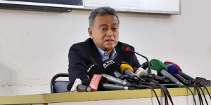 কয়েকজন লোক টেবিলে বসে সংস্কার করা যায় না- আমীর খসরু
