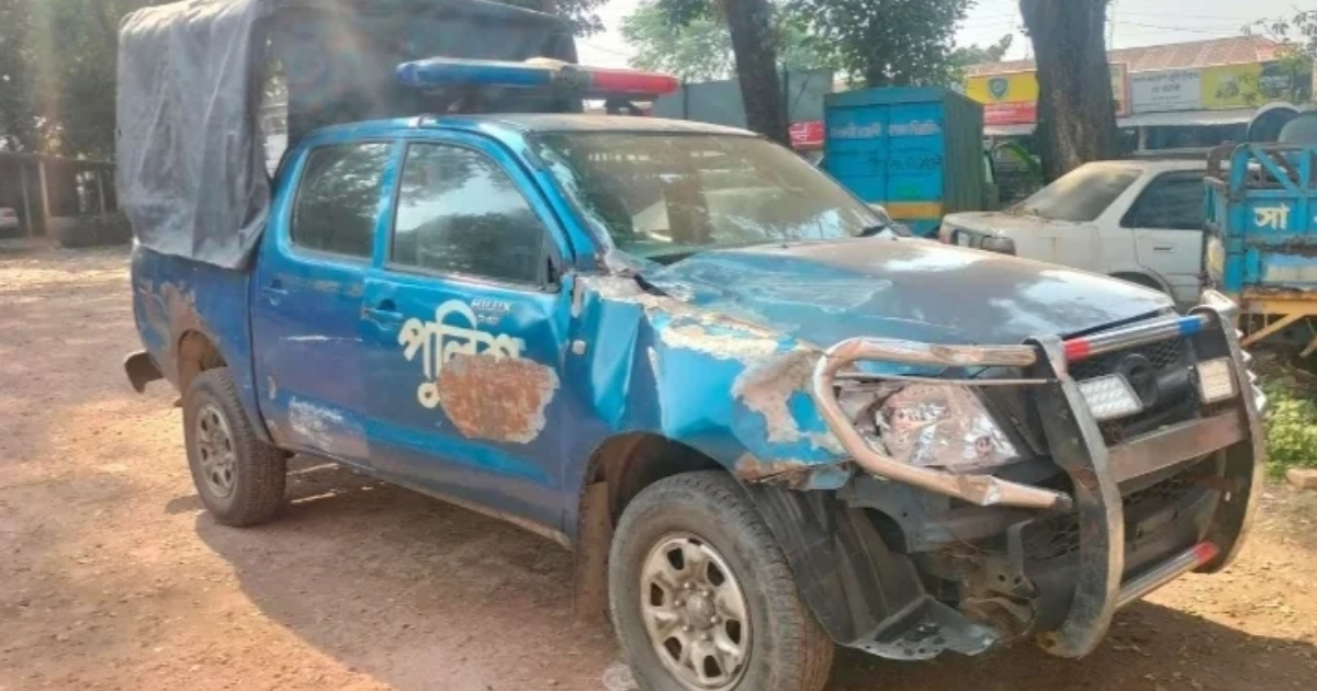 মুন্সিগঞ্জে টহল পুলিশের গাড়িতে কাভার্ডভ্যানের ধাক্কা, আহত ২